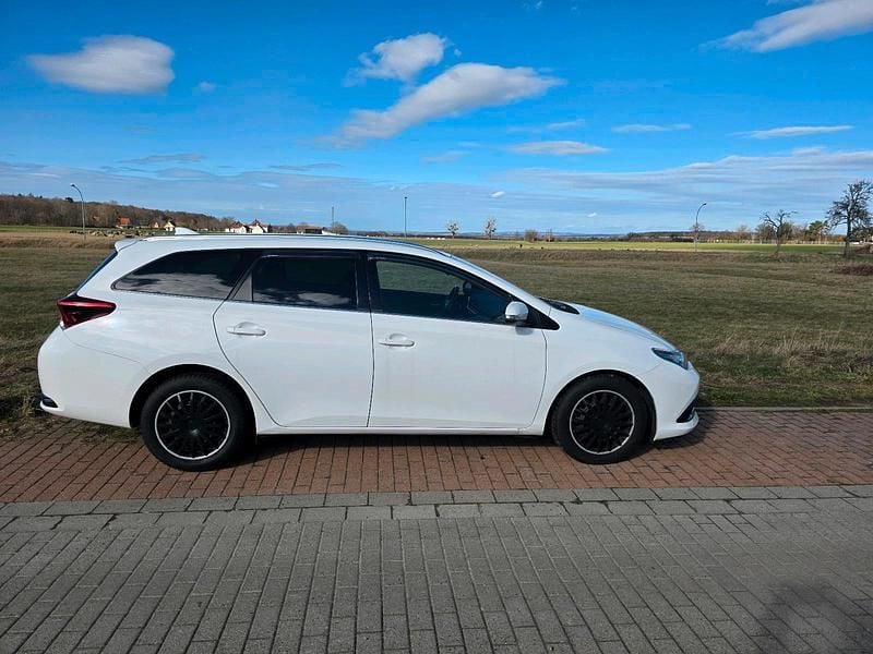 Gebraucht Toyota Auris 111 PS (81 kW) 2015 Weiß Kombi