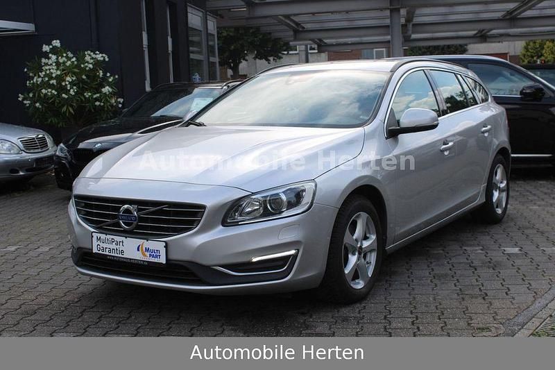 Silber Gebraucht 2015 Volvo V60 Momentum Kombi | 14.790 € (Fairer Preis) - Bild 1/4