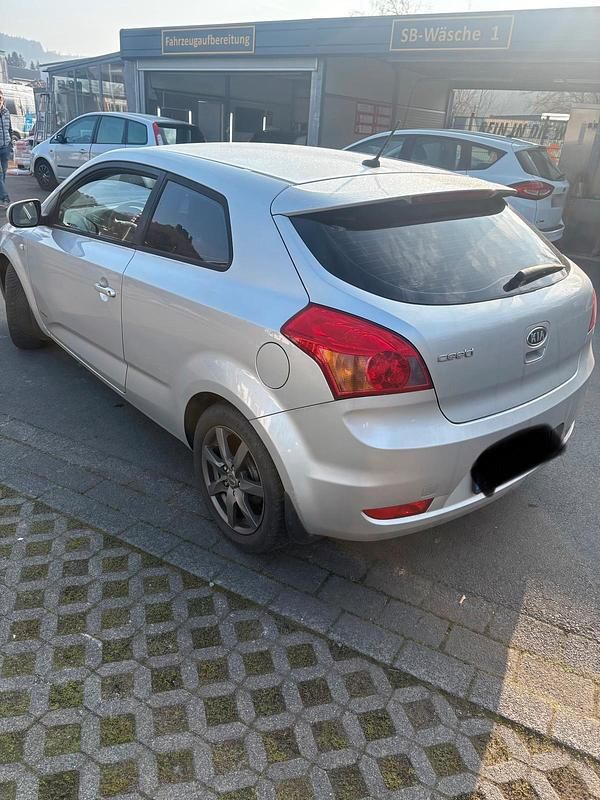 Gebraucht Kia Ceed 90 PS (66 kW) 2010 Silber Kleinwagen