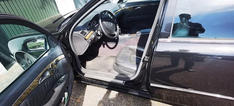 Schwarz Gebraucht 2005 Mercedes E320 Avantgarde Kombi | 7.299 € (Teuer) - Bild 1/4
