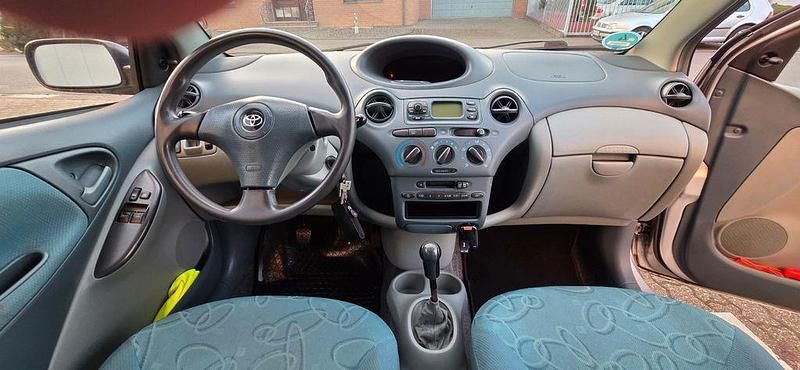 Gebraucht Toyota Yaris Luna 86 PS (63 kW) 2000 Grau Limousine