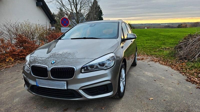Beige Gebraucht 2018 BMW 216 Active Tourer Van / Kleinbus | 14.300 € (Fairer Preis) - Bild 1/4