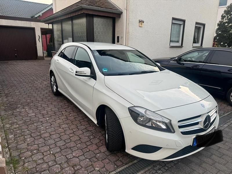 Gebraucht Mercedes A180 122 PS (89 kW) 2013 Weiß Kleinwagen