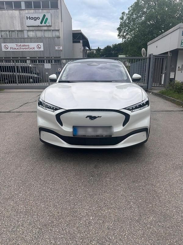 Weiß Gebraucht 2022 Ford Mustang Mach-E SUV | 38.650 € (Guter Preis) - Bild 1/4