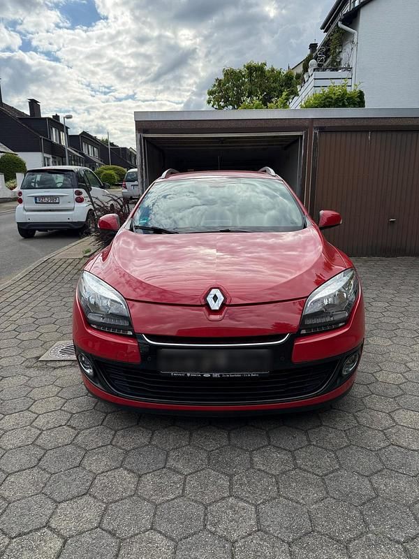 Rot Gebraucht 2013 Renault Mégane GrandTour Kombi | 3.950 € - Bild 1/4