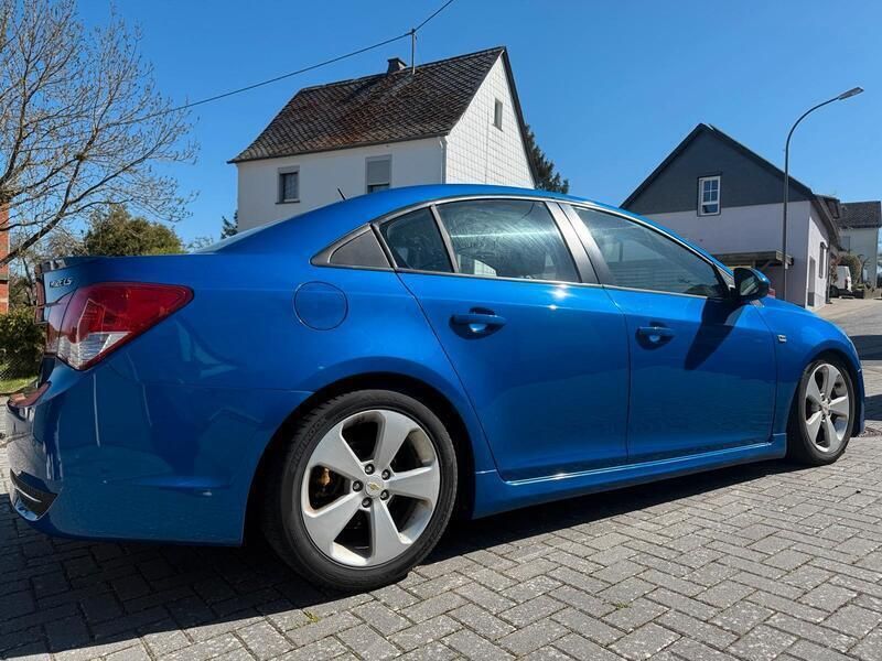 Blau Gebraucht 2011 Chevrolet Cruze LS Limousine | 2.700 € - Bild 1/4