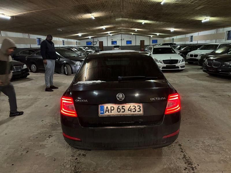 Gebraucht Skoda Octavia Ambition 140 PS (102 kW) 2014 Schwarz Kleinwagen