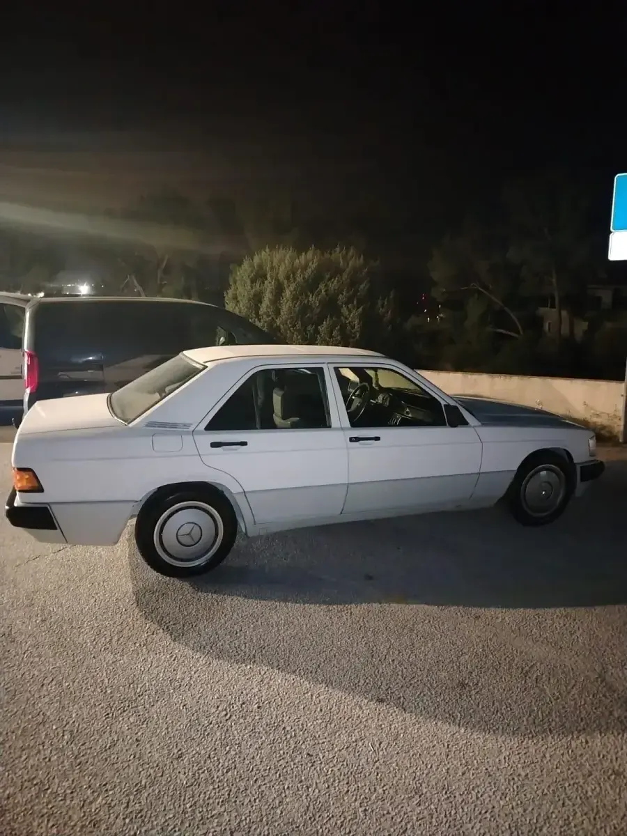 Second-hand Mercedes 190 120 CP (88 kW) 1990 Alb Berlinǎ