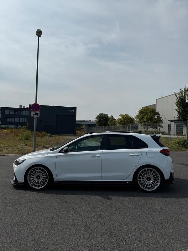 Weiß Gebraucht 2020 Hyundai i30 Limousine | 25.500 € (Fairer Preis) - Bild 1/4
