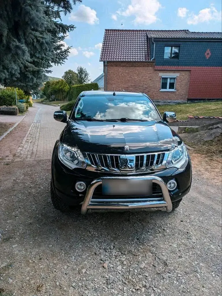 Gebraucht Mitsubishi L 180 PS (132 kW) 2016 Schwarz SUV