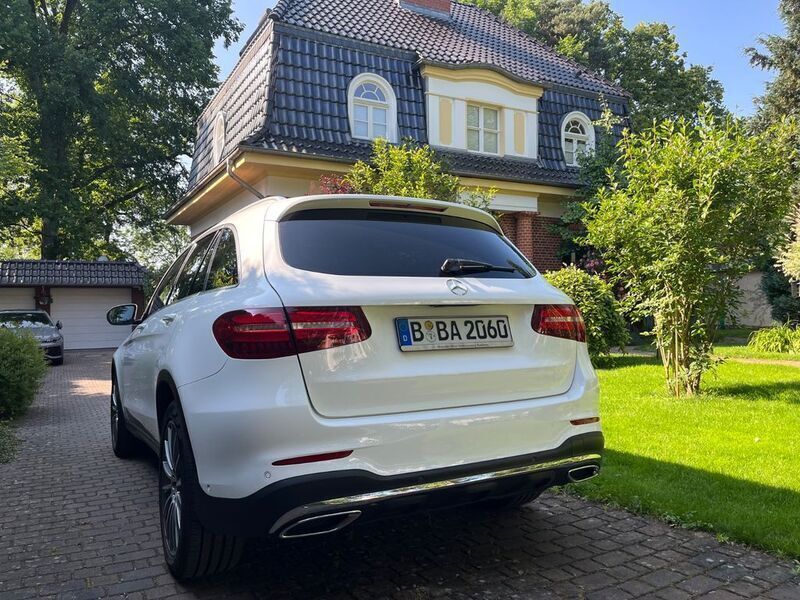 Weiß Gebraucht 2018 Mercedes GLC220 AMG line SUV | 24.400 € (Fairer Preis) - Bild 1/4