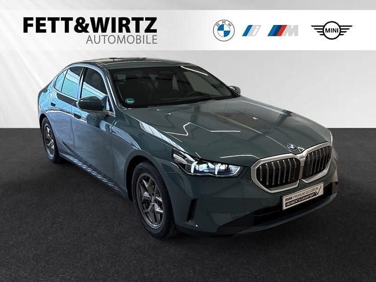 Cape york grün metallic Neu 2024 BMW 520 Sport Line Limousine | 48.800 € (Superpreis) - Bild 1/3