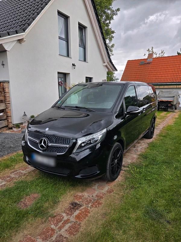 Schwarz Gebraucht 2016 Mercedes V250 Van / Kleinbus | 22.000 € (Superpreis) - Bild 1/4
