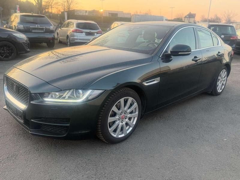 Gebraucht Jaguar XE Prestige 179 PS (131 kW) 2015 British racing green Limousine