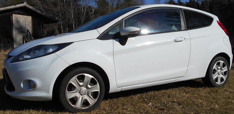 Gebraucht Ford Fiesta 60 PS (44 kW) 2012 Weiß Kleinwagen