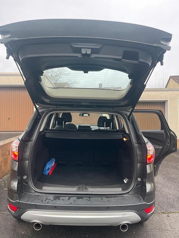 Gebraucht Ford Kuga 150 PS (110 kW) 2020 Grau SUV