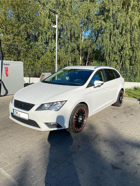 Weiß Gebraucht 2015 Seat Leon ST Style Kombi | 6.800 € (Fairer Preis) - Bild 1/4