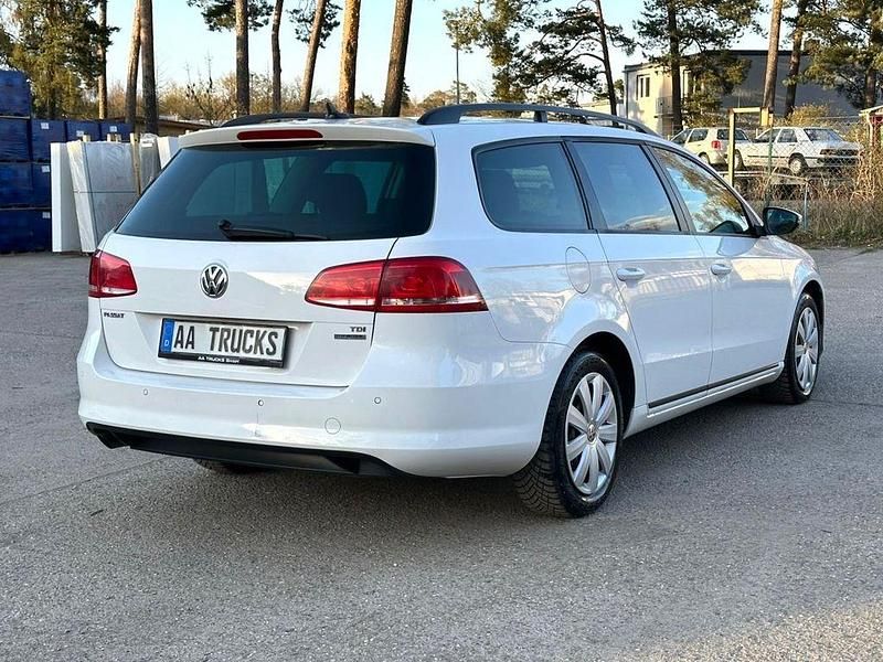 Second-hand VW Passat 105 CP (77 kW) 2011 Alb Berlinǎ