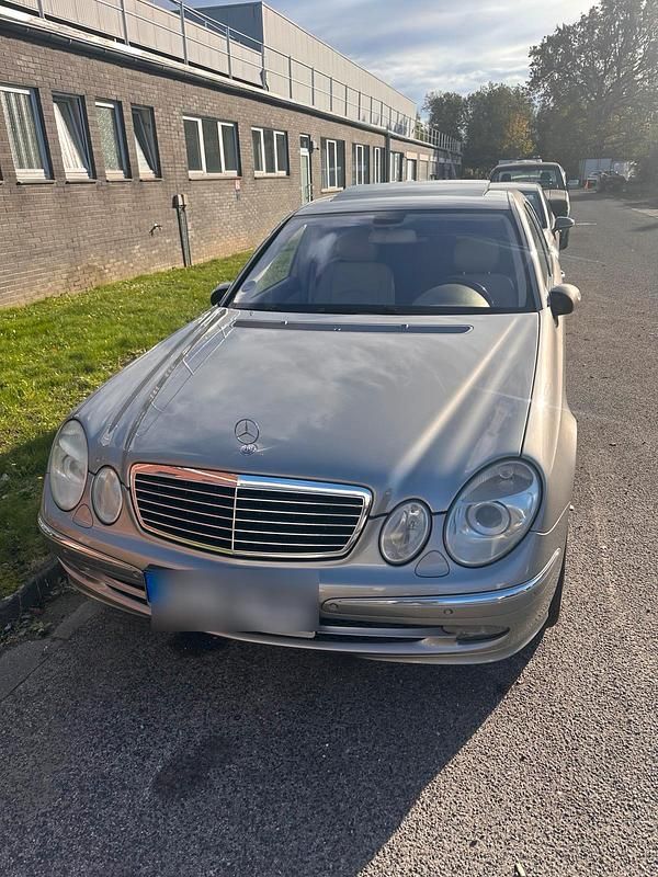 Silber Gebraucht 2005 Mercedes E350 Avantgarde Limousine | 4.699 € (Superpreis) - Bild 1/4