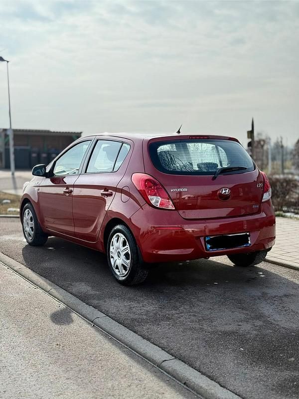Gebraucht Hyundai i20 75 PS (55 kW) 2013 Rot Kleinwagen