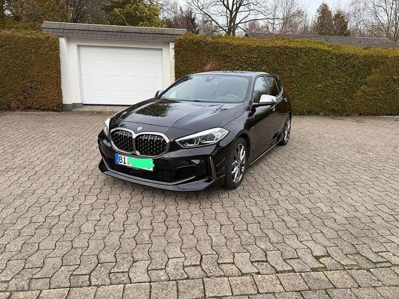 Schwarz Gebraucht 2019 BMW M135 Comfort Edition Kleinwagen | 29.800 € (Fairer Preis) - Bild 1/4