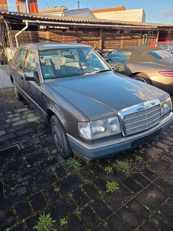 Używany Mercedes E230 132 KM (97 kW) 1990 Szary Sedan/Limuzyna