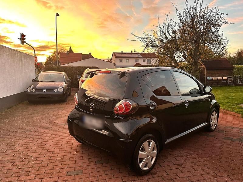 Gebraucht Toyota Aygo 68 PS (50 kW) 2011 Schwarz Kleinwagen
