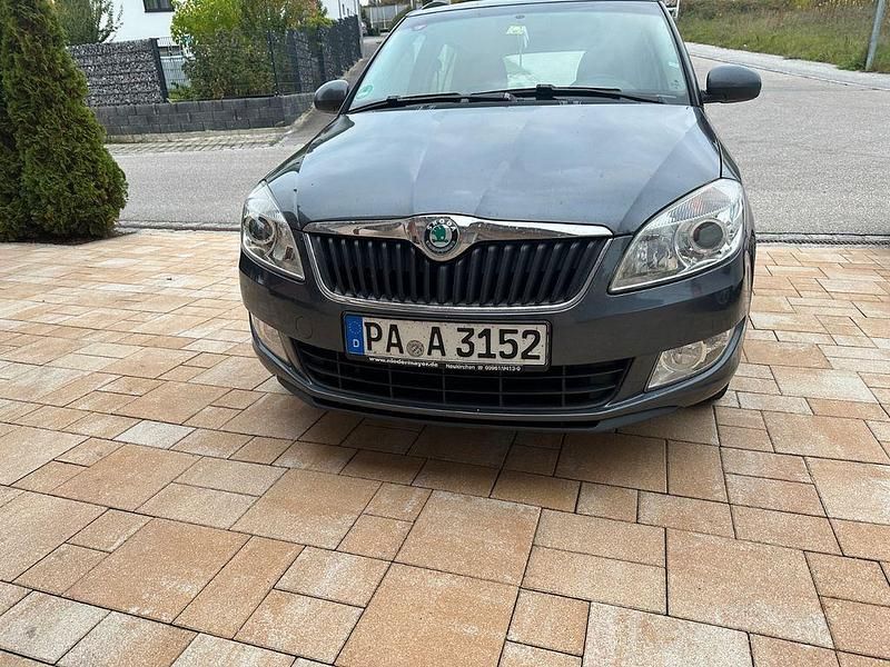 Grau Gebraucht 2011 Skoda Fabia Elegance Kleinwagen | 2.999 € (Fairer Preis) - Bild 1/4