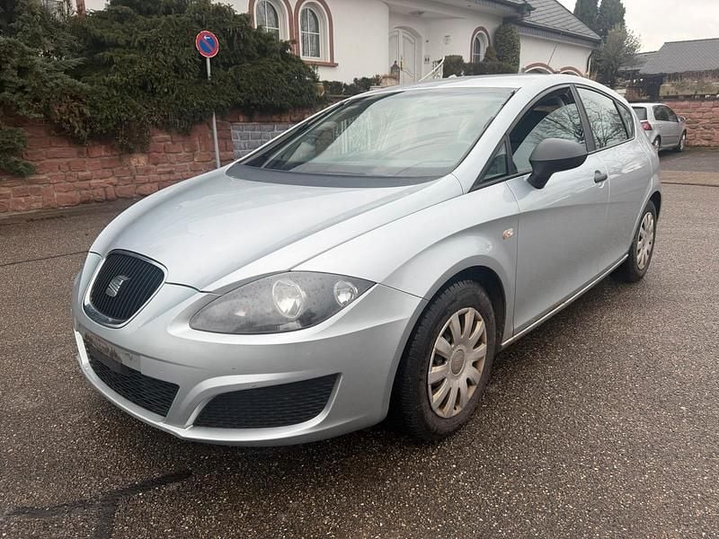 Silber Gebraucht 2011 Seat Leon Limousine | 1.800 € (Superpreis) - Bild 1/4