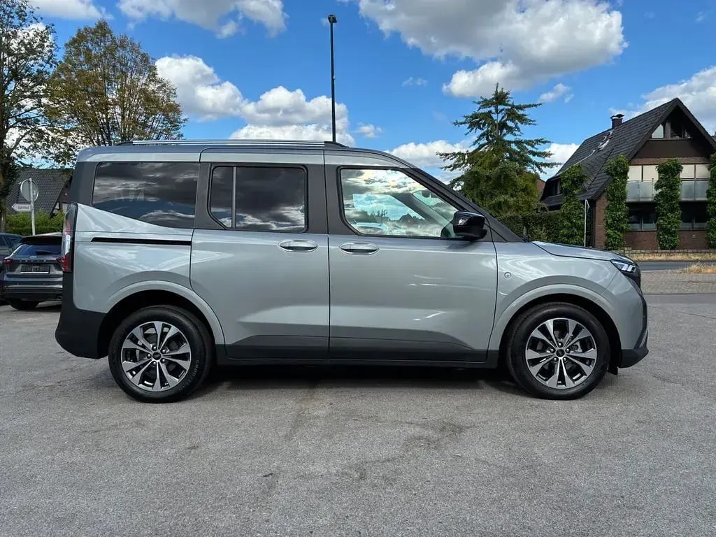 Gebraucht Ford Tourneo Courier Titanium 125 PS (91 kW) 2025 Silber Van / Kleinbus