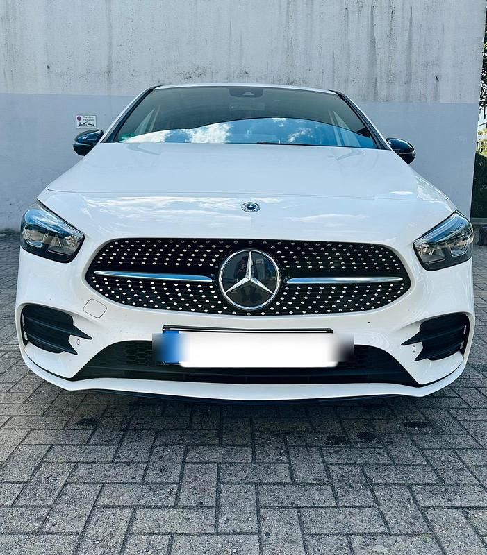 Weiß Gebraucht 2020 Mercedes B180 AMG line Van / Kleinbus | 21.500 € (Superpreis) - Bild 1/4