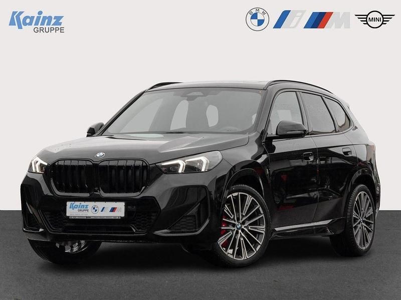Black sapphire Neu 2025 BMW X1 M Sport SUV | 62.890 € (Teuer) - Bild 1/4