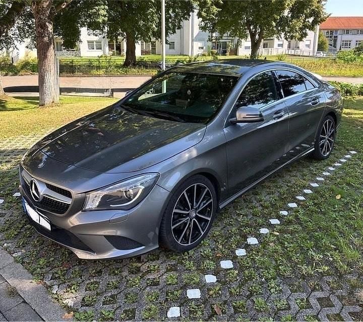 Grau Gebraucht 2016 Mercedes CLA200 Limousine | 13.500 € (Superpreis) - Bild 1/4