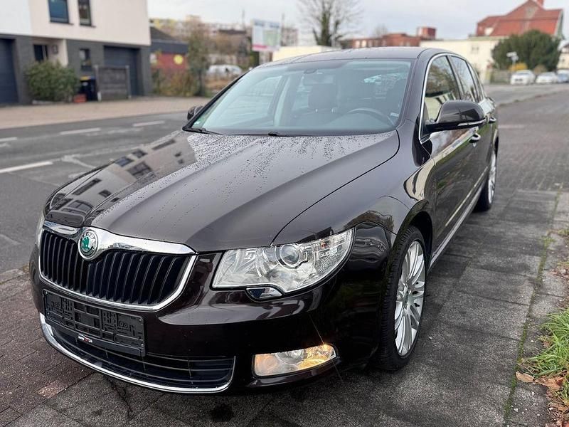 Braun Gebraucht 2012 Skoda Superb Ambition Limousine | 8.450 € (Fairer Preis) - Bild 1/4