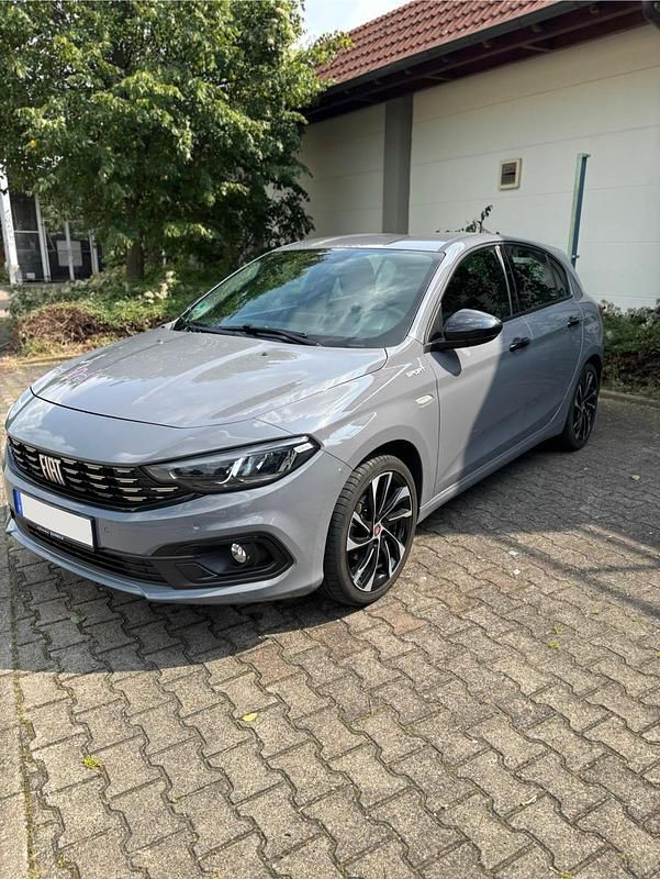 Grau Gebraucht 2021 Fiat Tipo Sport Kleinwagen | 12.000 € (Fairer Preis) - Bild 1/4
