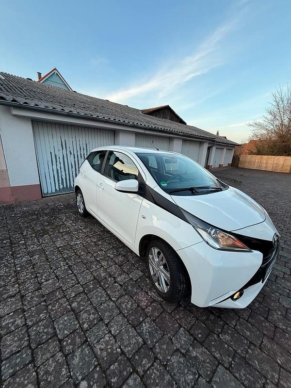 Gebraucht Toyota Aygo 69 PS (50 kW) 2014 Weiß Kleinwagen