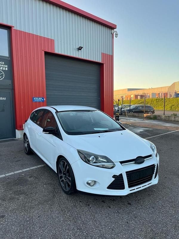 Weiß Gebraucht 2012 Ford Focus Kleinwagen | 4.750 € - Bild 1/4