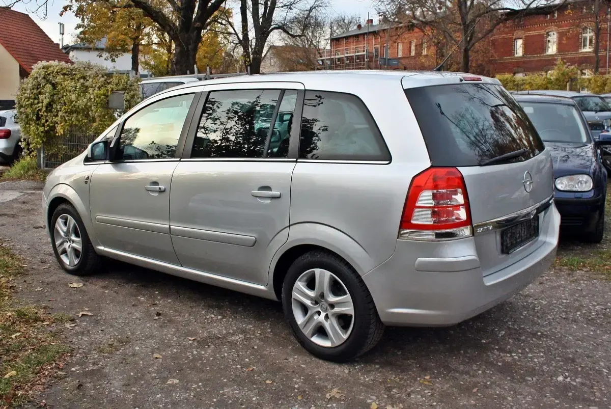 Gebraucht Opel Zafira Edition 116 PS (85 kW) 2010 Argon silber/ice silver (m2) Van / Kleinbus