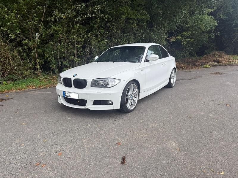 Weiß Gebraucht 2011 BMW 118 Coupé M Sport Coupé | 6.000 € (Fairer Preis) - Bild 1/4