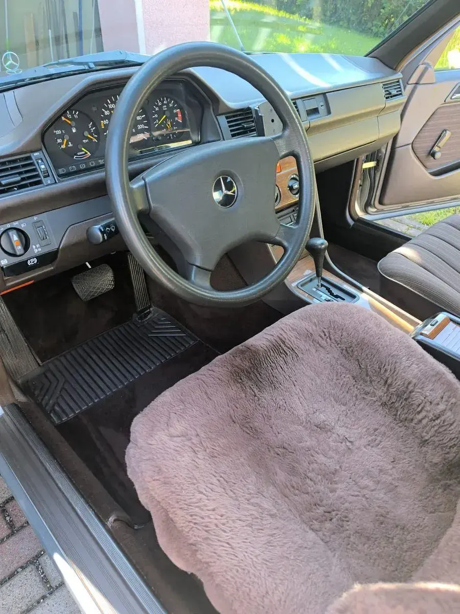 Gebraucht Mercedes E230 132 PS (97 kW) 1988 Silber Limousine