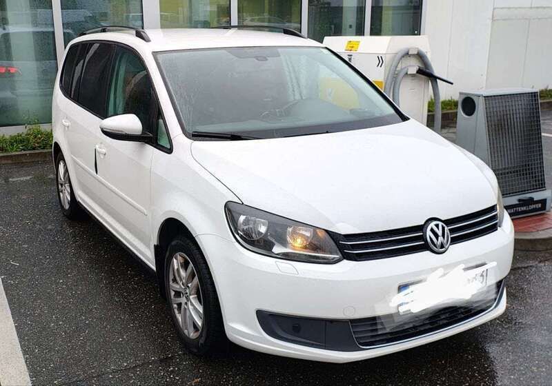 Weiß Gebraucht 2012 VW Touran Comfortline Van / Kleinbus | 4.050 € (Superpreis) - Bild 1/4