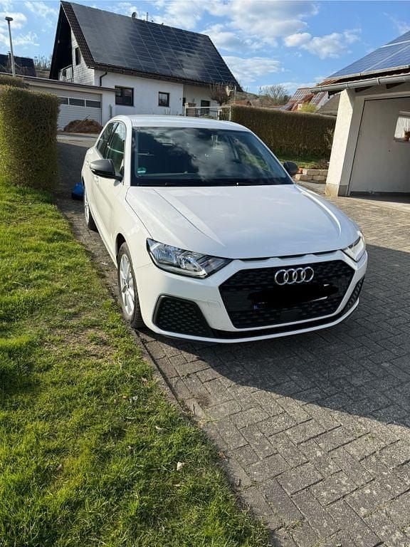 Weiß Gebraucht 2023 Audi A1 Sportback Kleinwagen | 19.800 € (Guter Preis) - Bild 1/4