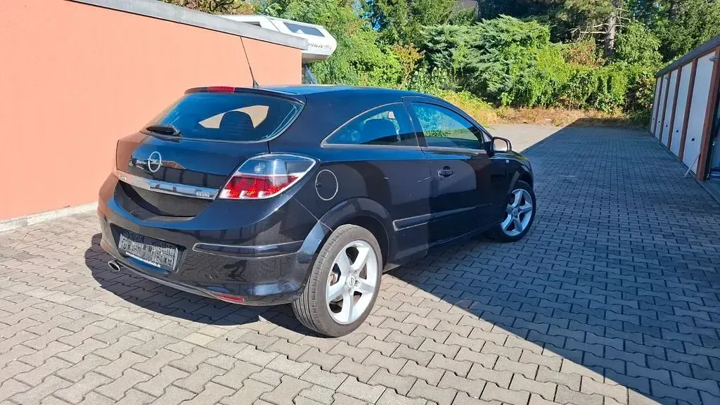 Gebraucht Opel Astra GTC 105 PS (77 kW) 2007 Schwarz Limousine