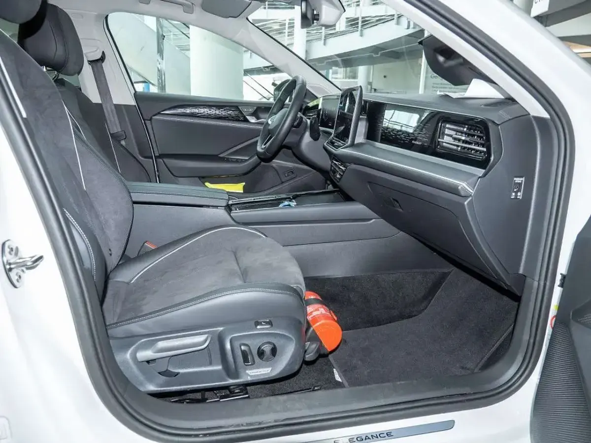Gebraucht VW Passat Elegance 150 PS (110 kW) 2024 Pure white Kombi