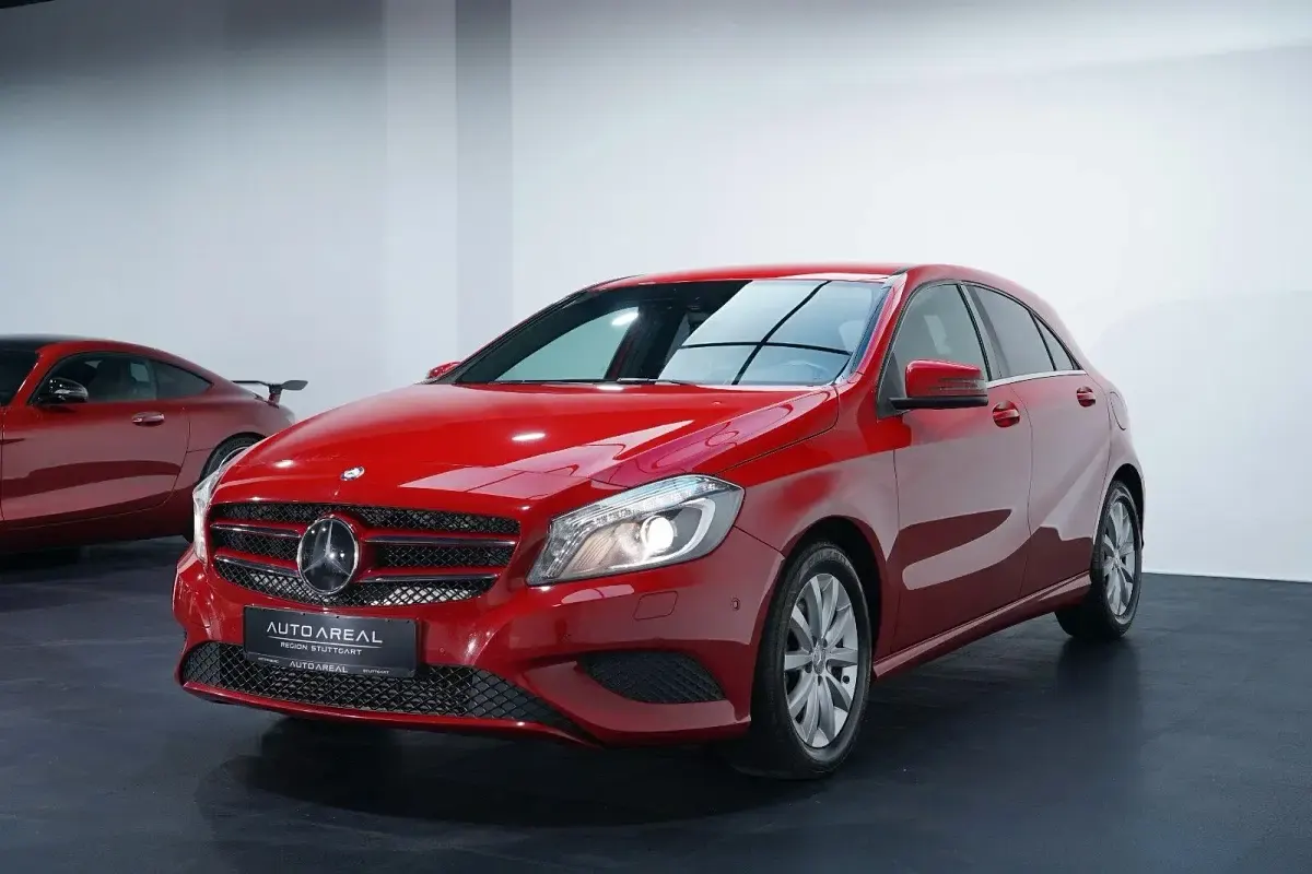 Gebraucht Mercedes A180 122 PS (89 kW) 2015 Rot Kleinwagen