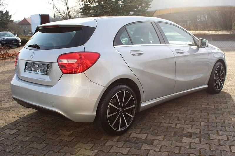 Gebraucht Mercedes A180 122 PS (89 kW) 2012 Silber Kleinwagen