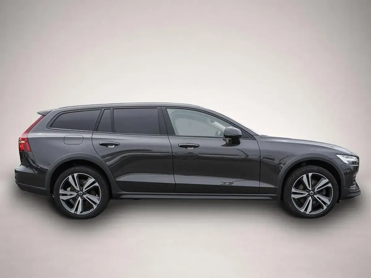 Gebraucht Volvo V60 CC Ultimate 197 PS (144 kW) 2023 Manufacturer Kombi