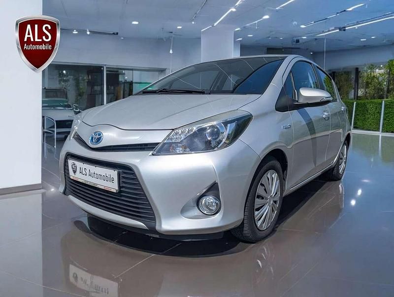 Silver metallic Gebraucht 2014 Toyota Yaris Hybrid Basis Kleinwagen | 11.500 € (Fairer Preis) - Bild 1/4