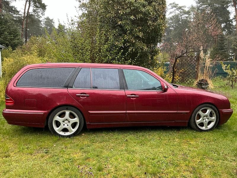 Second-hand Mercedes E430 1999 Roșu Berlinǎ