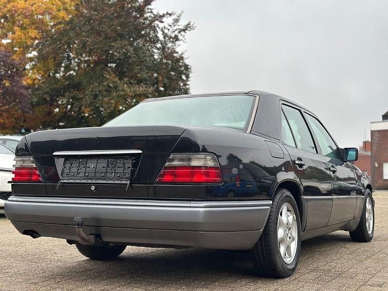 Brugt Mercedes E220 150 HK (110 kW) 1993 Sort Sedan